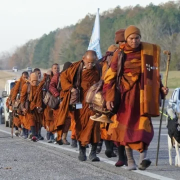 Monjes budistas recorren EE. UU. promoviendo paz y compasión