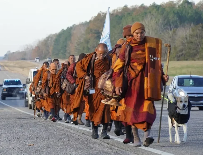 Walk for Peace monjes budistas peregrinación EE. UU. 2 Monjes budistas recorren EE. UU. promoviendo paz y compasión