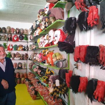 Caretas para el Año Viejo: el arte de despedir el año con rostro y fuego