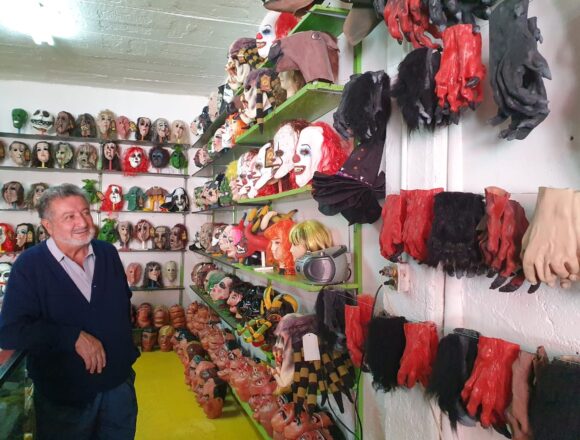 Palacio careta Caretas para el Año Viejo: el arte de despedir el año con rostro y fuego