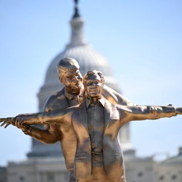 Escultura de Trump y Epstein en Washington