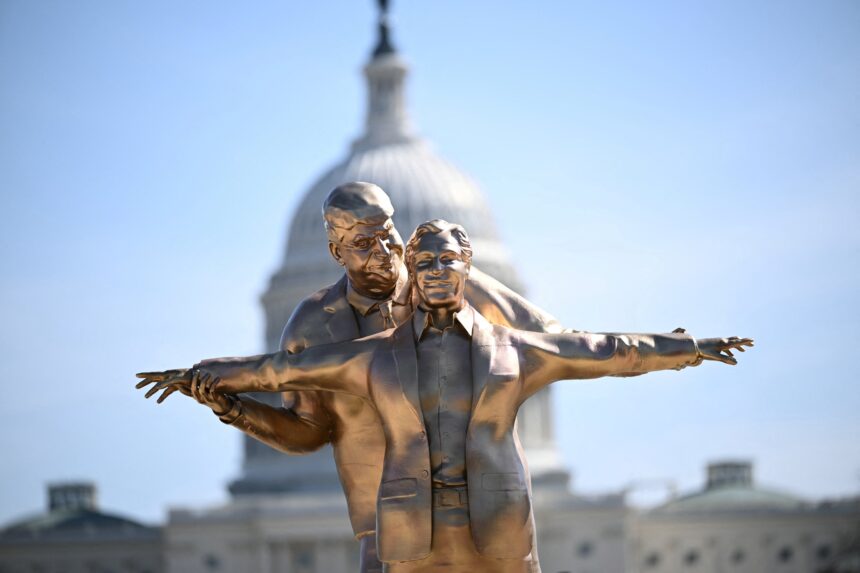 Escultura de Trump y Epstein en Washington